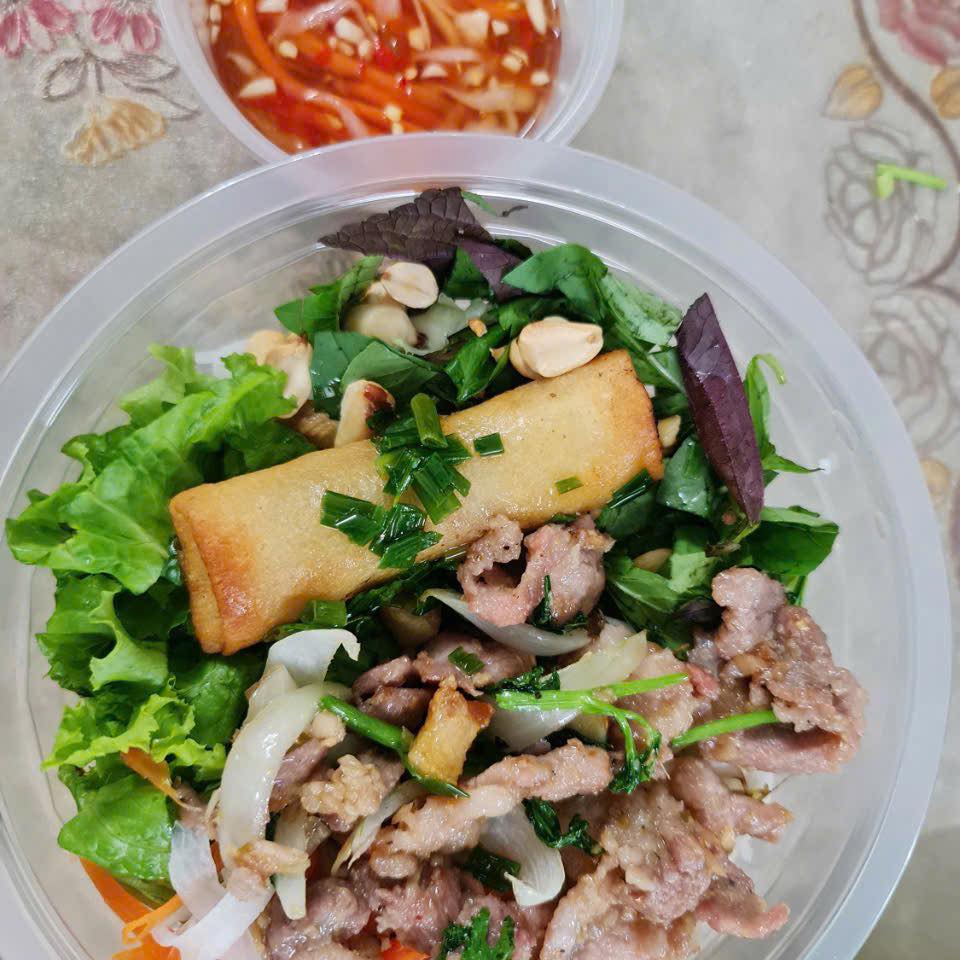 Tý Nị-Bún thịt xào